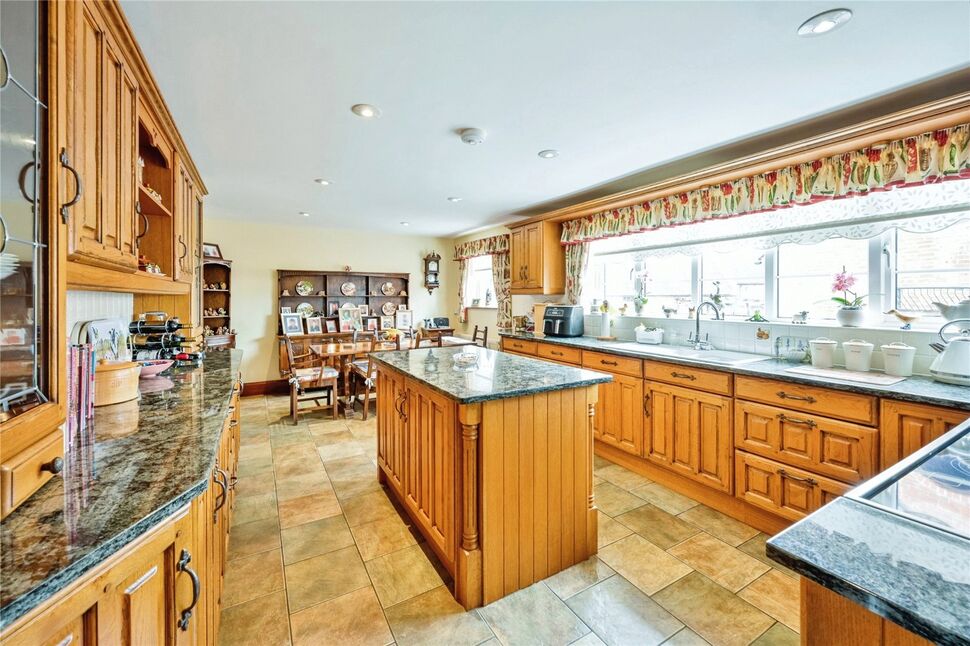 Kitchen / Breakfast Area