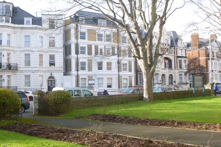 Trinity Crescent, 2 bedroom  Flat to rent, £1,050 pcm