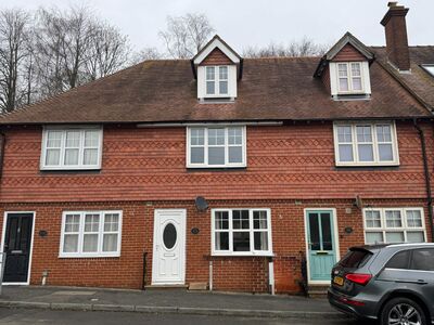 London Road, 3 bedroom Mid Terrace House to rent, £1,300 pcm