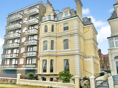 Clifton Crescent, 2 bedroom  Flat for sale, £425,000