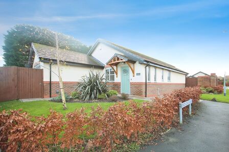 Stock Dove Close, 2 bedroom Detached Bungalow for sale, £475,000