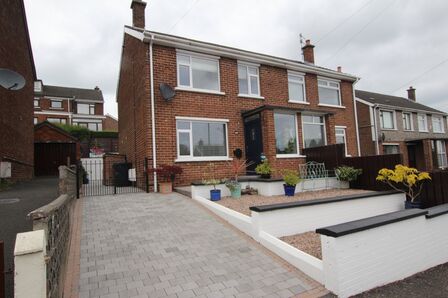 Church Crescent, 3 bedroom Semi Detached House to rent, £900 pcm