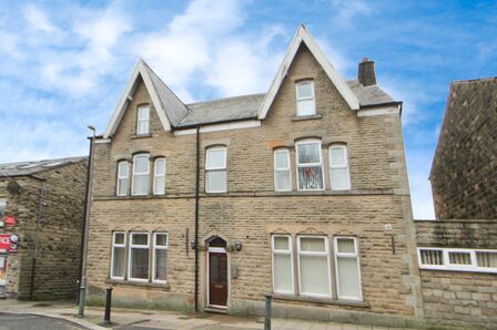 Station Road, 2 bedroom  Flat for sale, £130,000