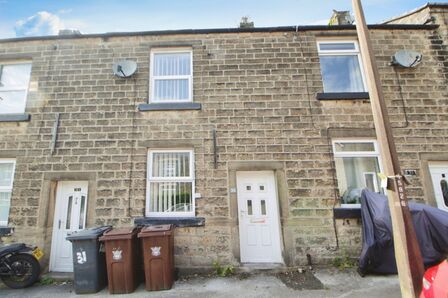 Brosscroft, 2 bedroom Mid Terrace House to rent, £800 pcm