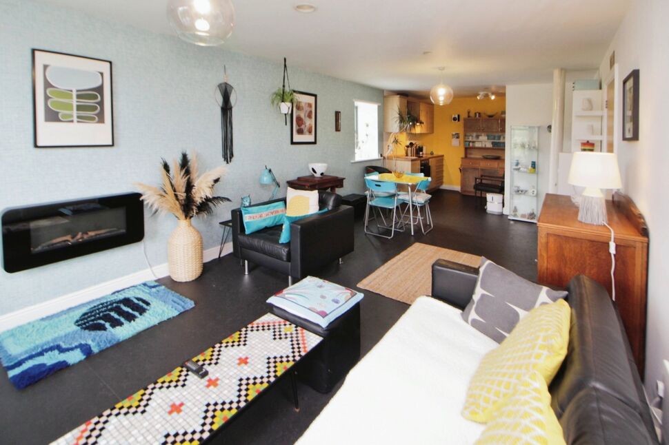 Main image of 2 bedroom  Flat for sale, Glossop Brook Road, Glossop, Derbyshire, SK13