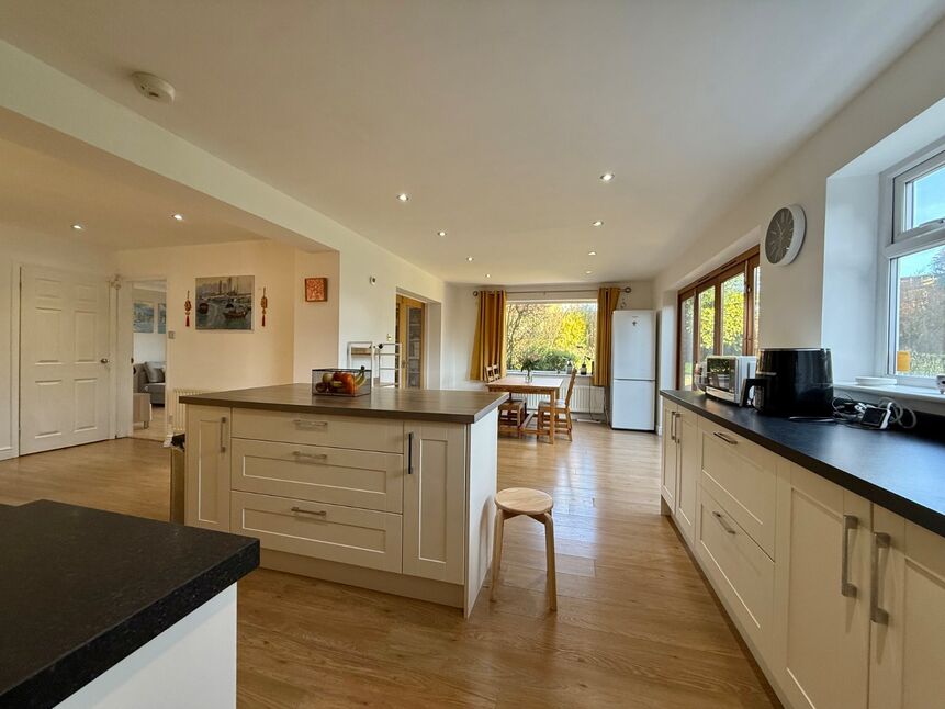 Kitchen / Dining Area