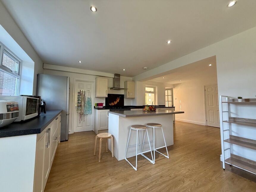 Kitchen / Dining Area