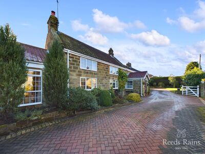 High Street, 4 bedroom Detached House for sale, £450,000