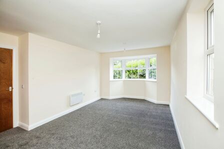 Spinners Close, 2 bedroom  Flat for sale, £80,000