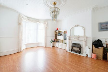 Hyde Park, 6 bedroom Mid Terrace House for sale, £300,000