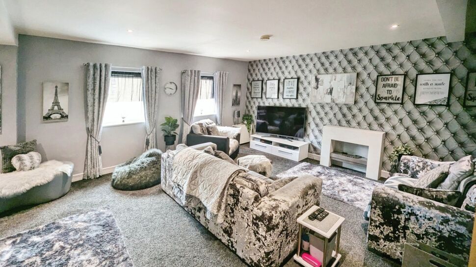 Main image of 2 bedroom  Flat for sale, West View, Boothtown, West Yorkshire, HX3