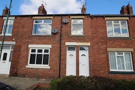 Red House Road, 3 bedroom Mid Terrace Flat to rent, £650 pcm