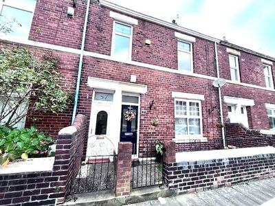 Wansbeck Road, 2 bedroom  Flat for sale, £85,000