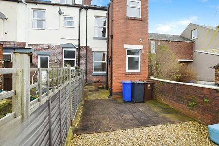 3 bedroom Mid Terrace House to rent