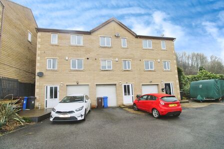 Ridge View Drive, 3 bedroom Mid Terrace House to rent, £950 pcm