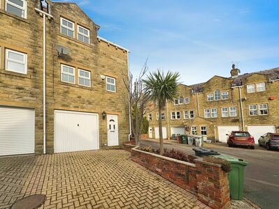 Kiln Court, 4 bedroom End Terrace House to rent, £1,395 pcm