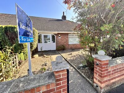 Langdale Villas, 2 bedroom End Terrace Bungalow for sale, £135,000