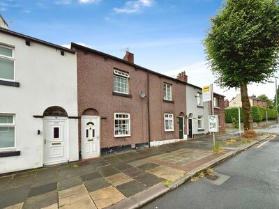 2 bedroom Mid Terrace House for sale