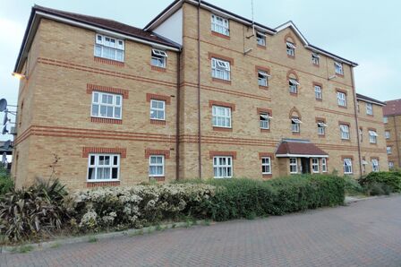 Bluebell Way, 2 bedroom  Flat to rent, £1,650 pcm