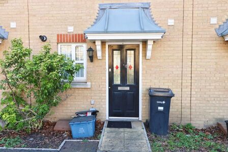 Piper Way, 2 bedroom Mid Terrace House to rent, £2,000 pcm