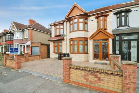 Dawlish Drive, 4 bedroom End Terrace House for sale, £750,000