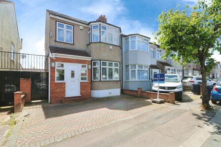 Staines Road, 4 bedroom End Terrace House for sale, £550,000