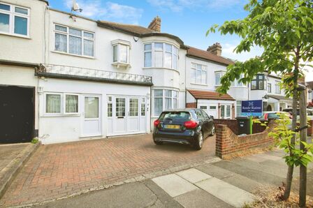 Hamilton Avenue, 5 bedroom Mid Terrace House for sale, £750,000