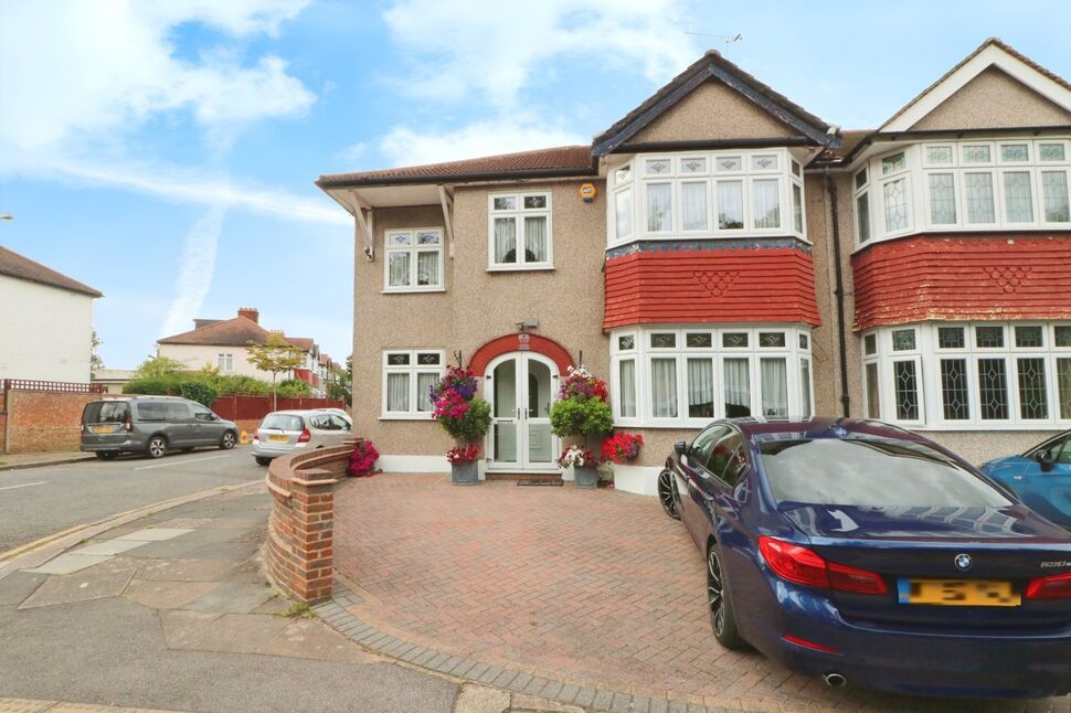 Main image of 5 bedroom End Terrace House for sale, Longwood Gardens, Ilford, IG5