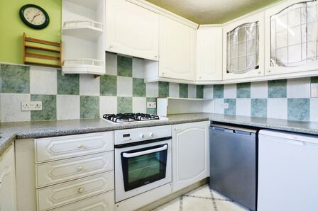 2 bedroom Mid Terrace House for sale