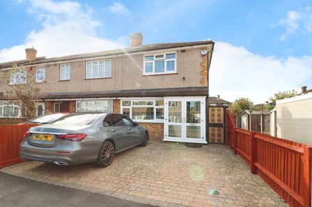 Royston Road, 2 bedroom Semi Detached House to rent, £1,900 pcm