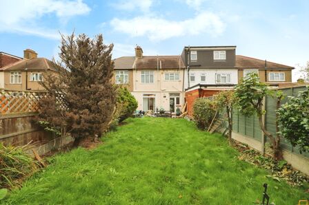 Dawlish Drive, 3 bedroom Mid Terrace House for sale, £450,000