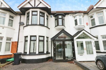 Beechwood Gardens, 4 bedroom Mid Terrace House to rent, £3,000 pcm