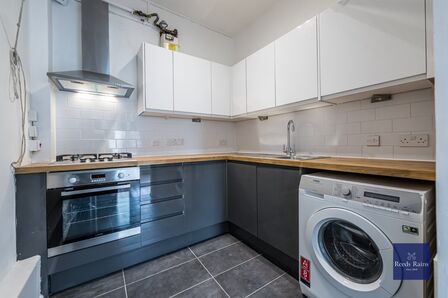 McAuley Close, 1 bedroom  Flat to rent, £1,750 pcm