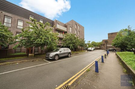 Gibson Road, 1 bedroom  Flat for sale, £100,000