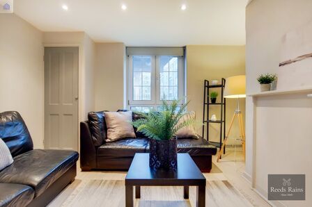 Prusom Street, 3 bedroom  Flat for sale, £425,000