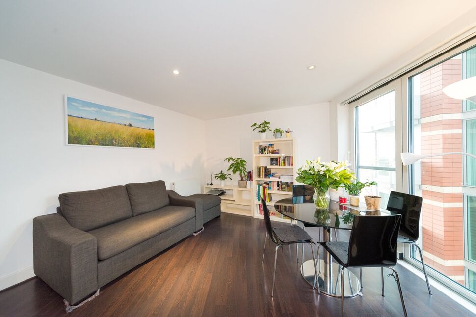 Main image of 1 bedroom  Flat for sale, Salamanca Place, London, SE1