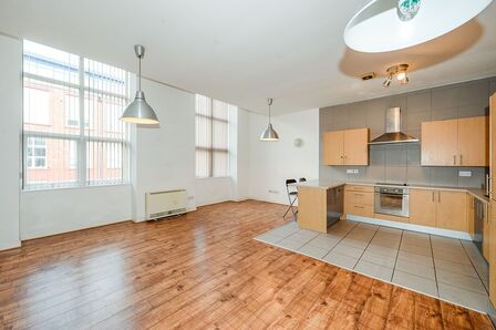 Commercial Road, 2 bedroom  Flat to rent, £795 pcm