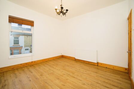 2 bedroom Mid Terrace Property to rent