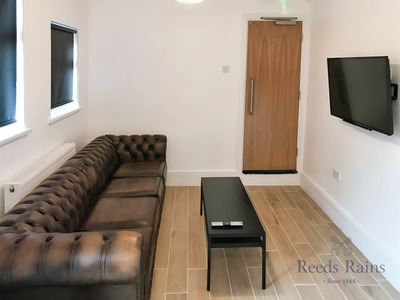 1 bedroom Mid Terrace Room to rent