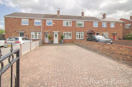 3 bedroom Mid Terrace House for sale