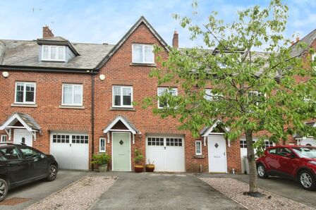 Eastgate, 3 bedroom Mid Terrace House to rent, £1,300 pcm