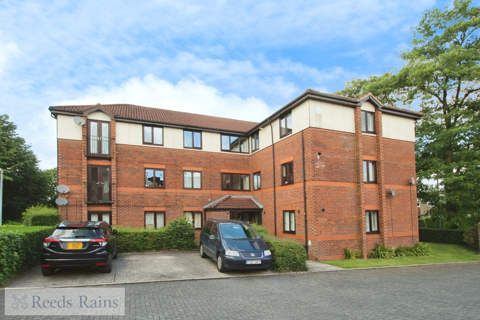 Main image of 2 bedroom  Flat for sale, Drummond Way, Macclesfield, Cheshire, SK10