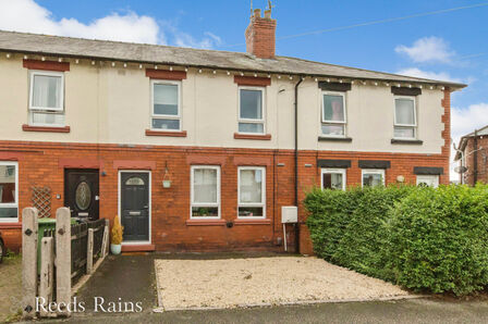 3 bedroom Mid Terrace House for sale