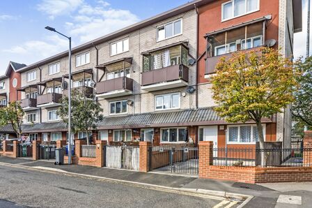 Litcham Close, 2 bedroom Mid Terrace House to rent, £1,300 pcm