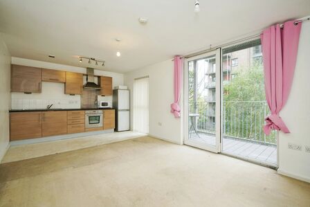 Stillwater Drive, 2 bedroom  Flat for sale, £145,000