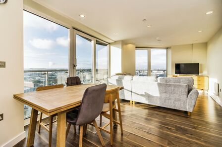 Blue, 2 bedroom  Flat for sale, £230,000