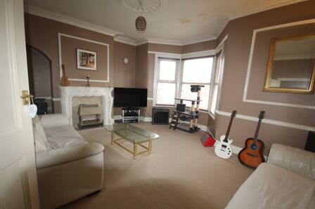 Windsor Road, 2 bedroom  Flat for sale, £105,000