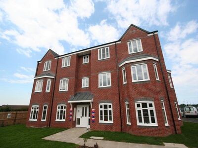 Hoskins Lane, 2 bedroom  Flat for sale, £115,000