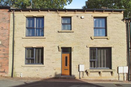 Leeds Road, 3 bedroom Mid Terrace House to rent, £1,100 pcm