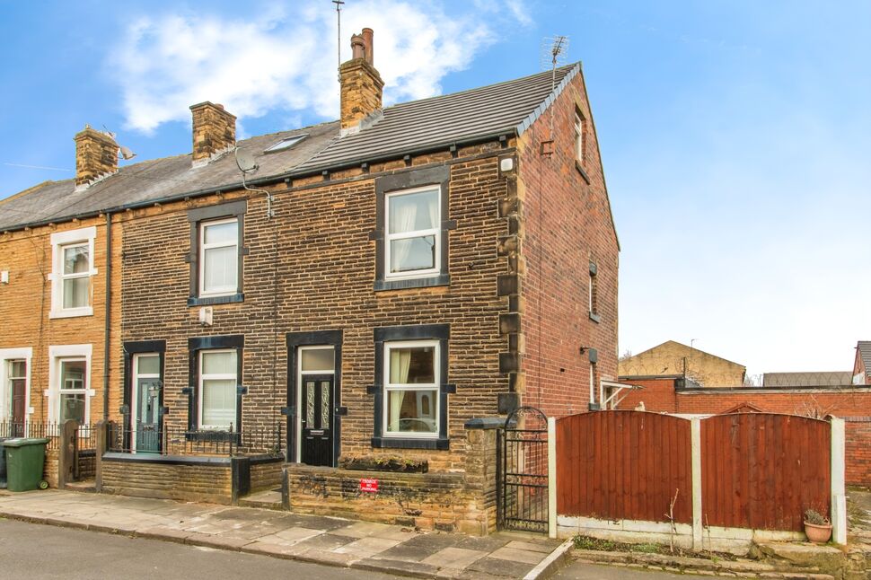 Main image of 2 bedroom End Terrace House for sale, Victoria Avenue, Morley, West Yorkshire, LS27